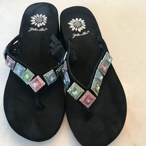 🌷🌼Gorgeous yellow box gemstone flip flops🌷🌼